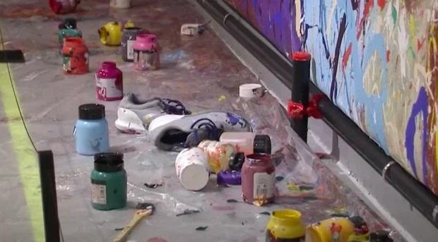 Cặp đôi thản nhiên phá hoại tác phẩm nghệ thuật giá hơn 11 tỷ-4