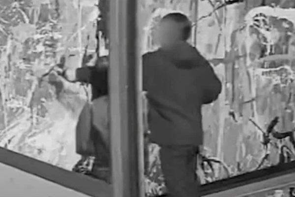 Tác phẩm điêu khắc em bé khổng lồ giữa sa mạc ở Trung Quốc-1