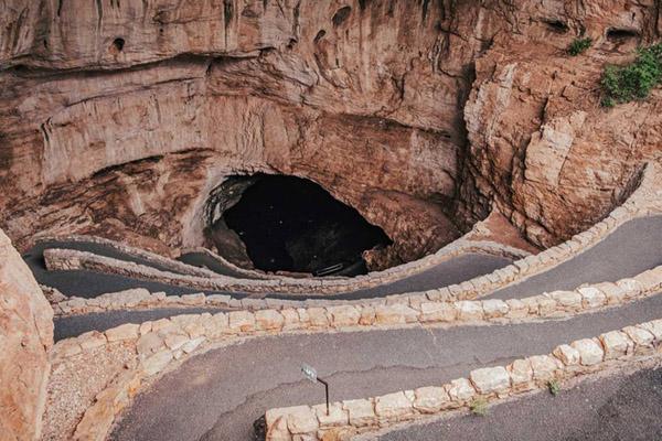 Nhóm du khách sợ gì chết, cắm trại ngay khúc cua dành cho xe mất lái-2