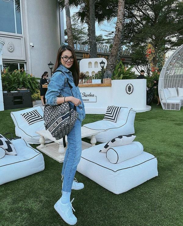 Thanh Hằng mê mệt một đôi sneaker mix từ style bánh bèo đến tổng tài-3