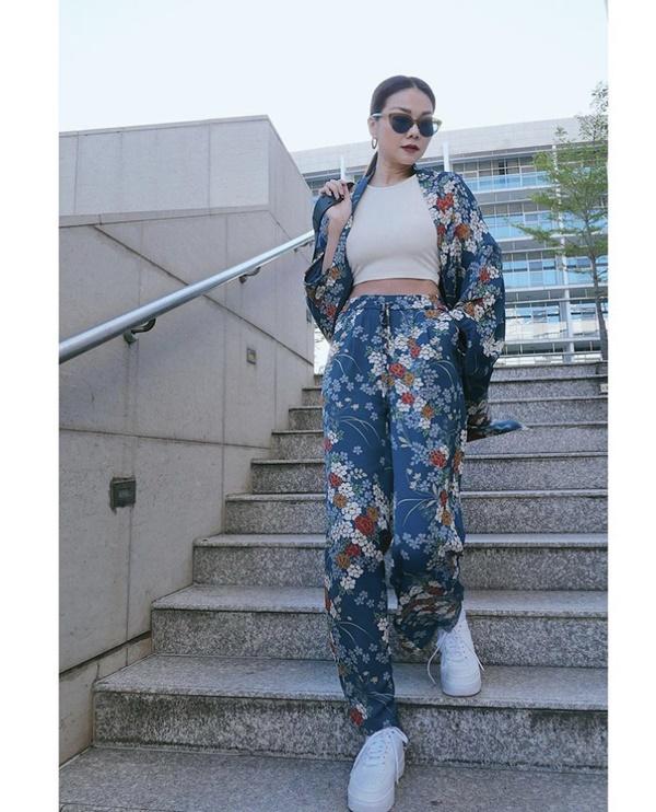 Thanh Hằng mê mệt một đôi sneaker mix từ style bánh bèo đến tổng tài-7