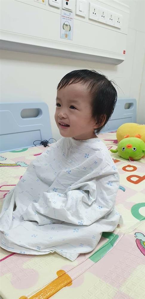 Song Nhi trở lại bệnh viện tập vật lý trị liệu, bé Diệu Nhi đóng hậu môn tạm thành công-1