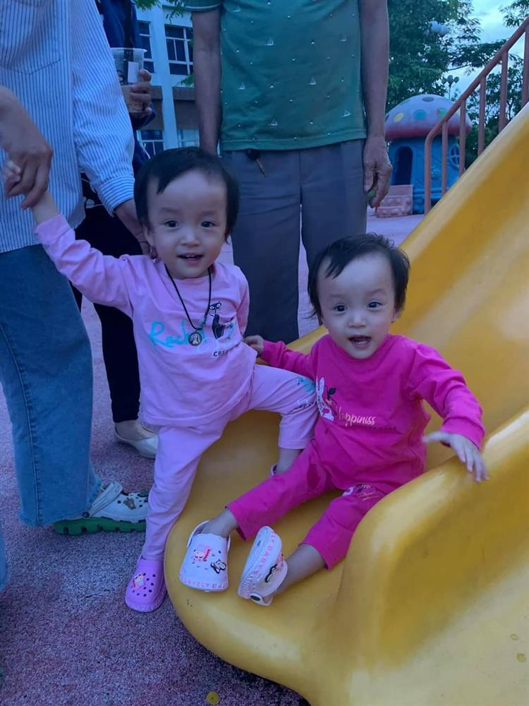 Song Nhi trở lại bệnh viện tập vật lý trị liệu, bé Diệu Nhi đóng hậu môn tạm thành công-2