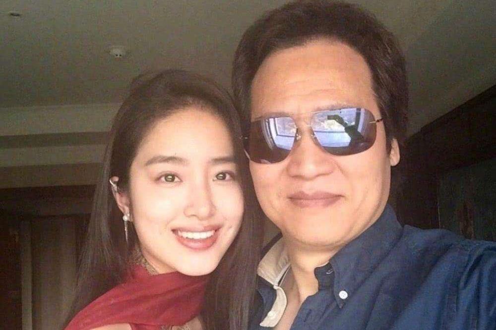 Cha nuôi tỷ phú chia tay bạn gái kém 30 tuổi vì Lưu Diệc Phi?-1