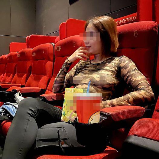 Người phụ nữ mặc áo ren không bra ở rạp phim: Vẫn là cái tên cũ rích-1