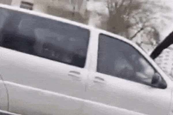 Clip: Vợ tung chưởng đạp vỡ kính chắn gió, túm tóc xử 'tiểu tam' giữa phố