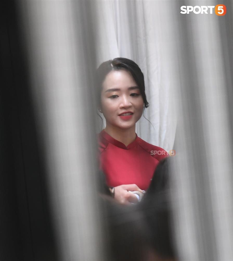 Cô dâu Xuân Trường diện áo dài đỏ, độ lồng lộn thua xa vợ Duy Mạnh-1