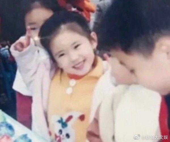 Ảnh ngày bé hé lộ nhan sắc thật của Triệu Lộ Tư-2