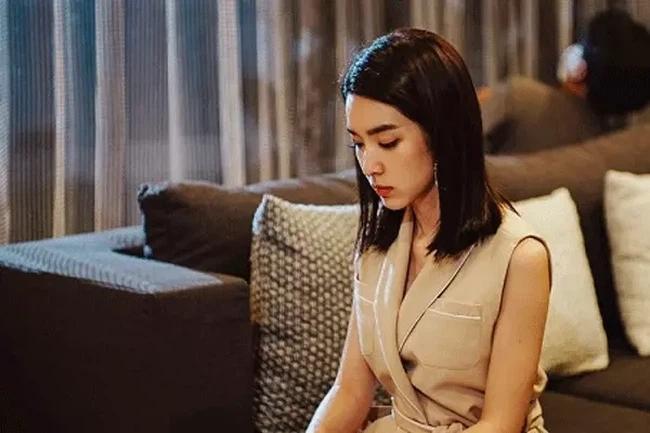 Chồng đón sau chuyến công tác, vợ cầm chai nước trên xe hơi rồi thấy điều lạ!-2