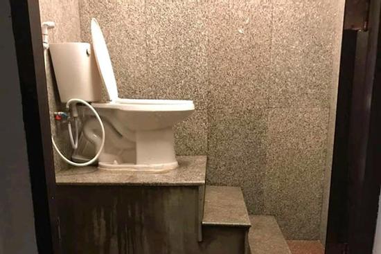 Cặp vợ chồng thiết kế nhà vệ sinh y chang 'nấc thang lên thiên đường'
