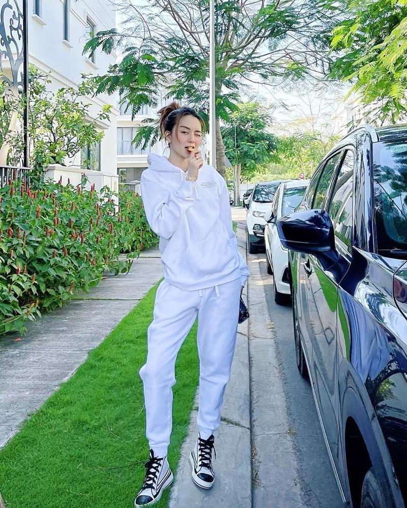 Thiều Bảo Trâm - Minh Hằng lăng-xê váy hoa nhí chào hè-9