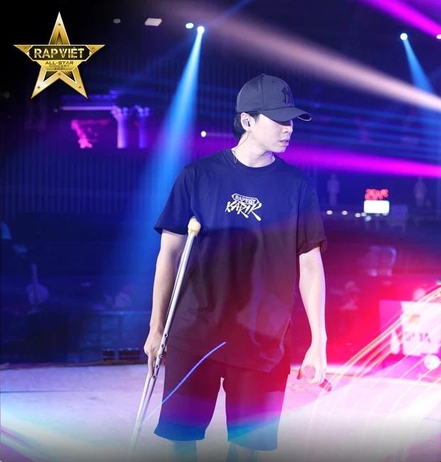 Chân đứt dây chằng chéo, Karik vẫn chống nạng diễn cực sung tại Rap Việt Concert-2