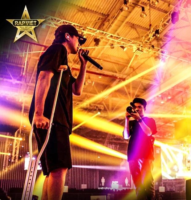 Karik chống nạng xuất hiện tại buổi tổng duyệt, vẫn quẩy tại Rap Việt Concert?-4