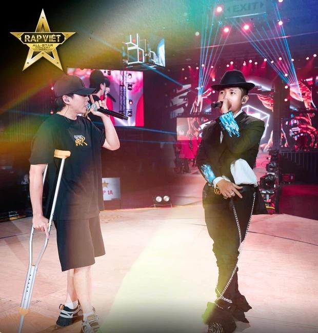 Karik chống nạng xuất hiện tại buổi tổng duyệt, vẫn quẩy tại Rap Việt Concert?-5