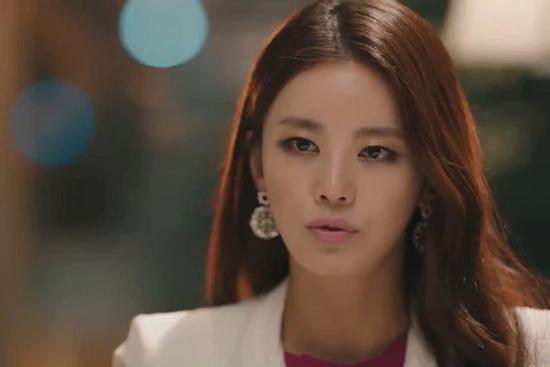 Mẹ chồng gọi các con chia tài sản, em dâu lạnh lùng 'quăng' 1 câu