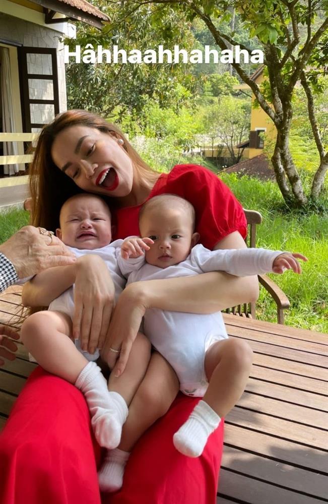 Cặp song sinh nổi quạu khi Hồ Ngọc Hà mang ra chụp hình-2