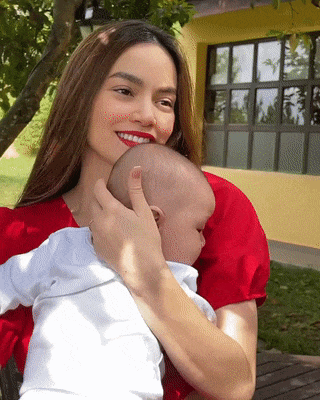 Cặp song sinh nổi quạu khi Hồ Ngọc Hà mang ra chụp hình-6