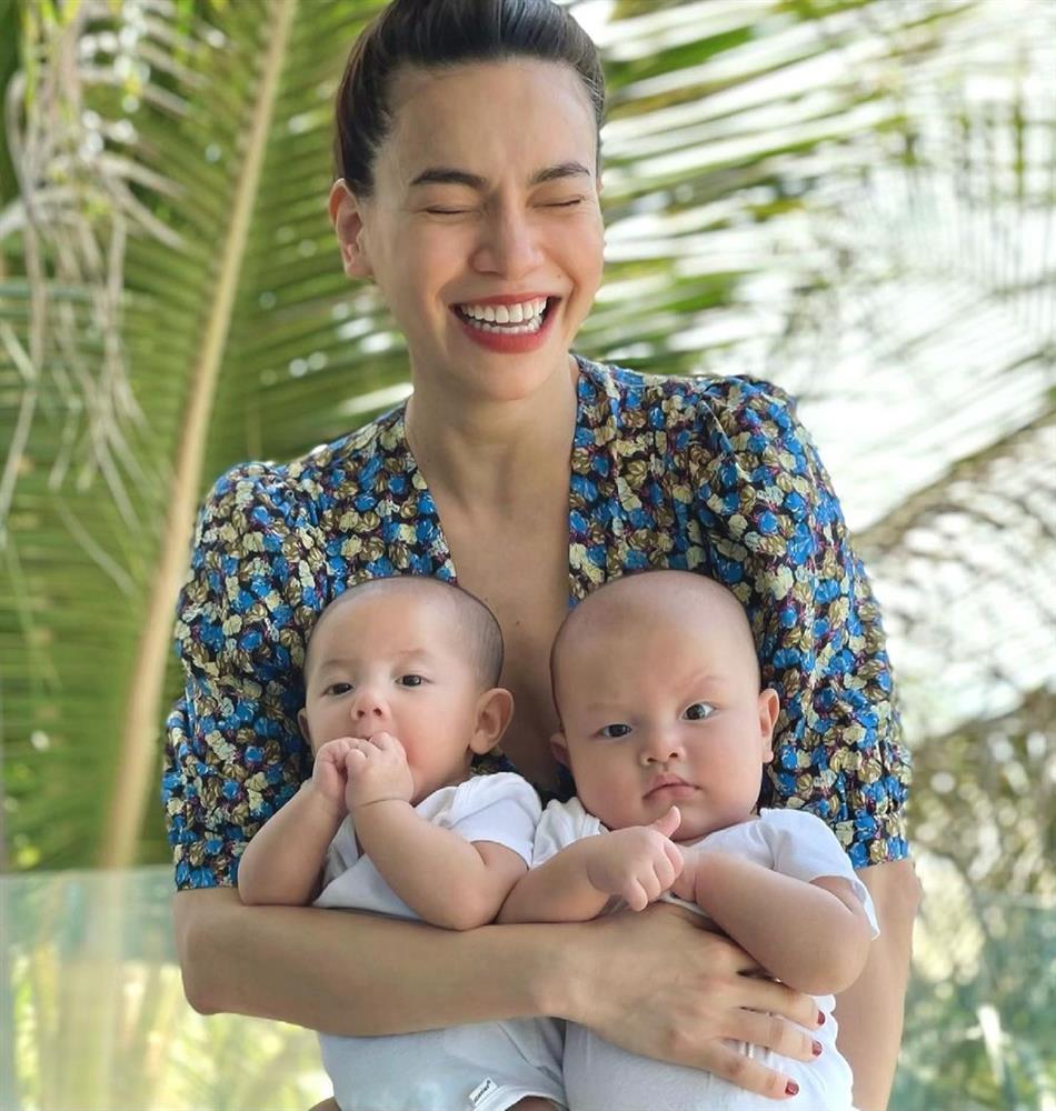 Cặp song sinh nổi quạu khi Hồ Ngọc Hà mang ra chụp hình-8