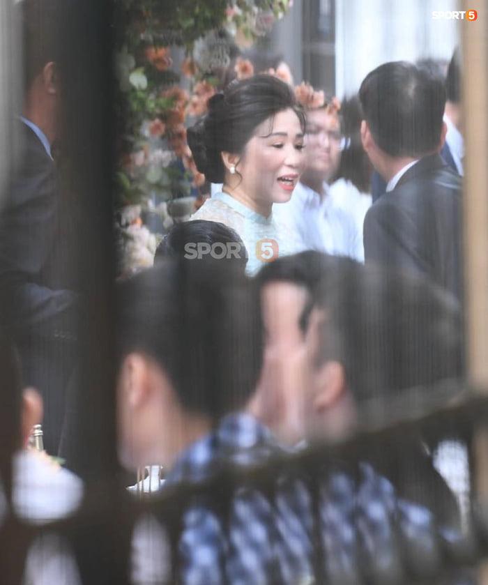 Mẹ vợ Xuân Trường thế này bảo sao con gái đẹp bất chấp dù bị chụp lén-2