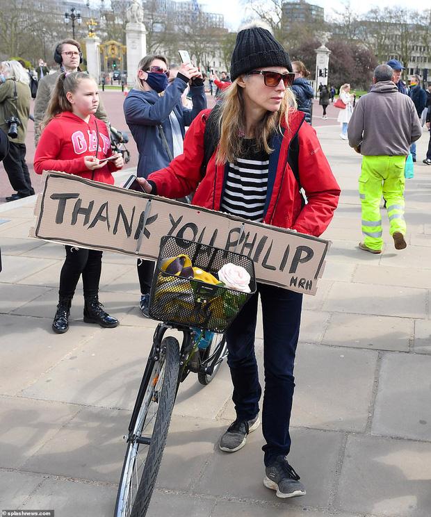 Nước Anh u buồn trước sự ra đi của Hoàng thân Philip và lo lắng cho tình hình Nữ hoàng-14