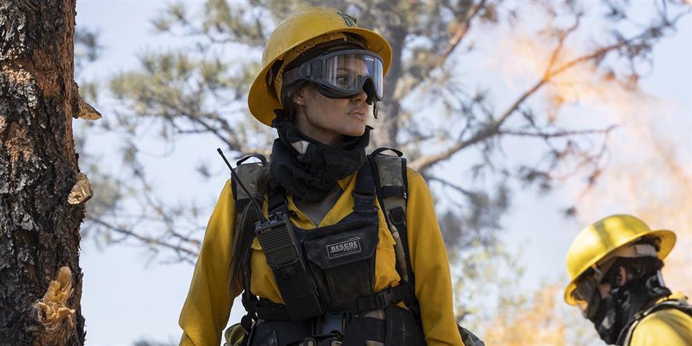 Chán Mã Lệ Phi Xuân, Angelina Jolie giờ là nữ cứu hỏa có làn môi gợi cảm-1
