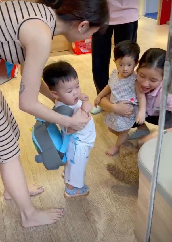 Con gái Minh Nhựa chuẩn rich mom, lái xe 7 tỷ đưa quý tử đi học-3