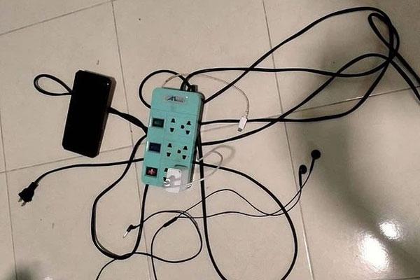 Người bố đau đớn phát hiện con trai bị điện giật tử vong, vẫn đeo tai nghe-1