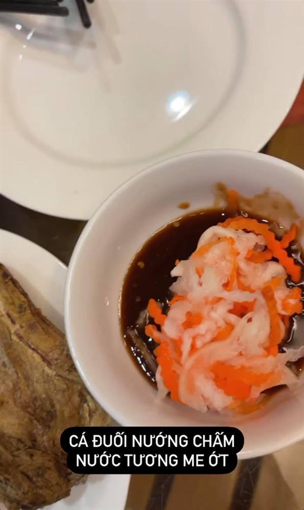 Bơi đuối bị uống nước biển nhiều, Diệu Nhi lo lắng không biết tí ăn nổi không và cái kết-6