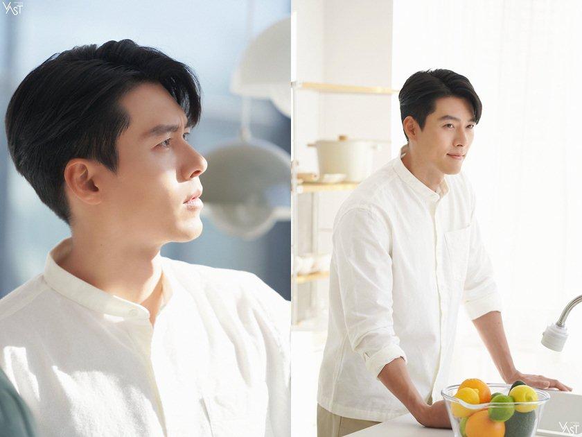 Mới đây, công ty quản lý tung loạt ảnh hậu trường quảng cáo của Hyun Bin. Ngôi sao 39 tuổi khoe vẻ ngoài phong độ và điển trai bất chấp mọi góc chụp. Trước đó, nhiều tin đồn cho biết Son Ye Jin đã gửi một xe đồ uống tới phim trường 