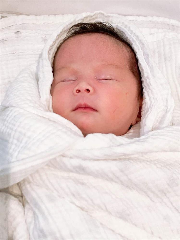 Con gái 1 tháng tuổi của An Nguy đẹp như tranh vẽ-4