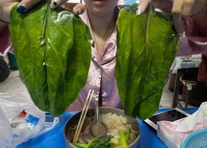 Xỉu lên, xỉu xuống khi ăn bát mì mà gắp được lá mồng tơi to như cái quạt-1