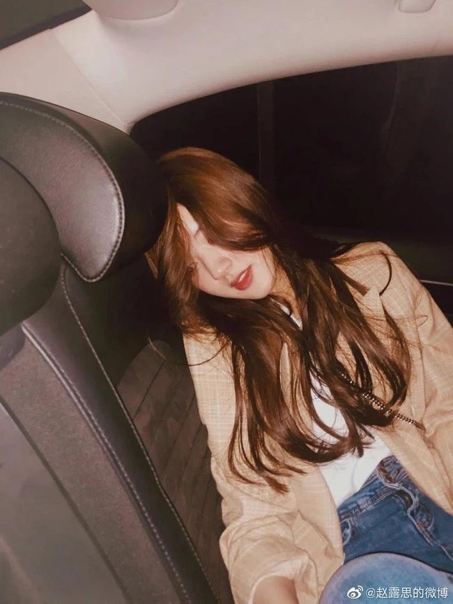 Triệu Lộ Tư ngoài đời ăn vận đơn giản nhưng sành điệu không thua kém mỹ nhân Cbiz nào-7