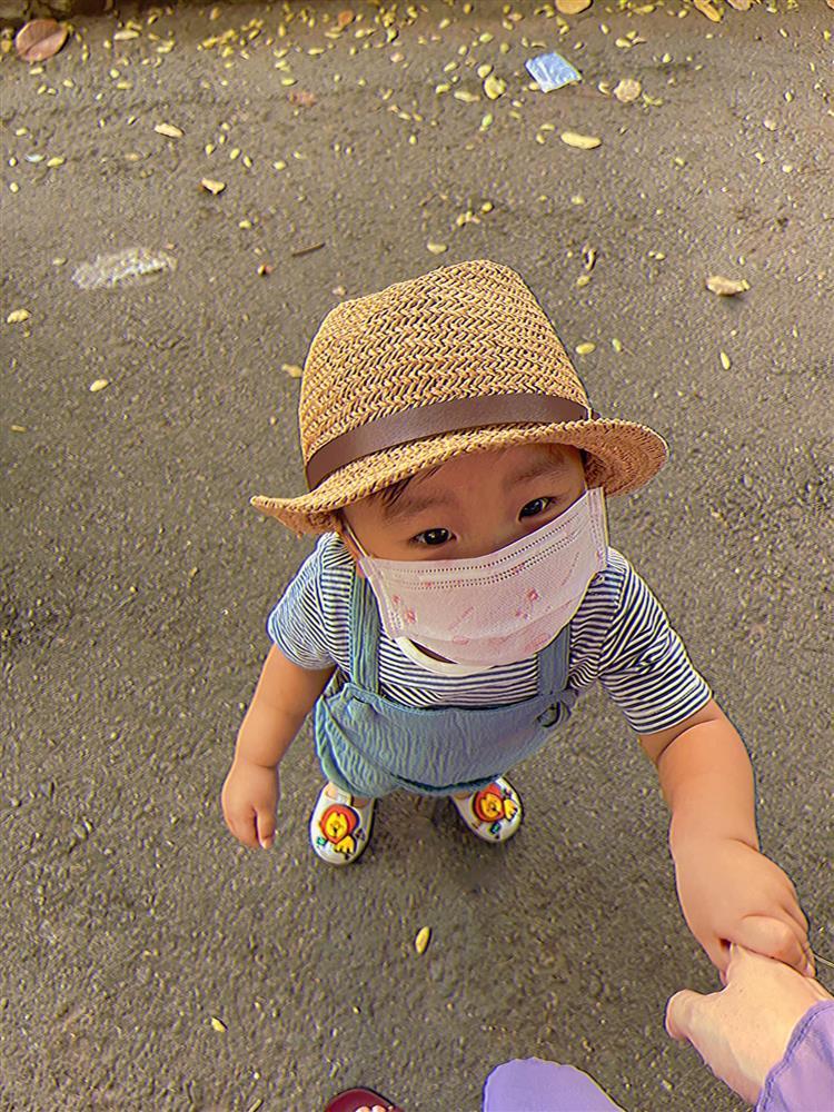 Hòa Minzy gây chú ý với hình ảnh quỳ cho con bú-5