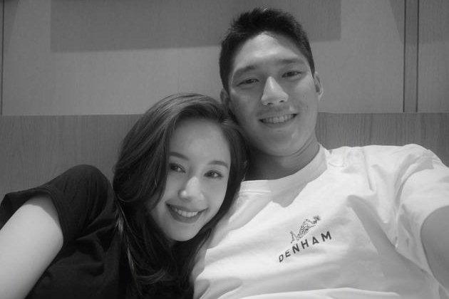 Trợ lý quỳ gối đi giày cho Vương Tử Văn-3