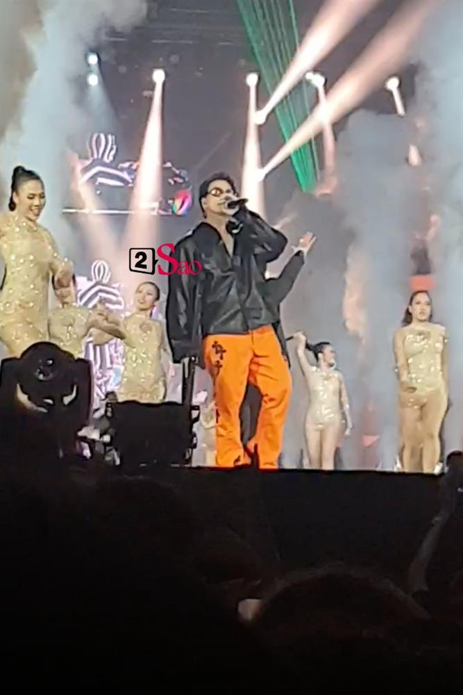 Bất chấp việc đứt dây chằng chéo, Karik đã chống nạng diễn cực sung tại Rap Việt Concert-3