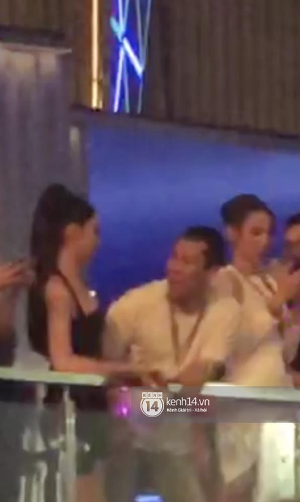 Bắt trọn clip chồng cũ Lệ Quyên ôm hôn tình trẻ Cẩm Đan-2