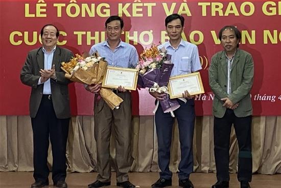 'Mẹ tôi chửi kẻ trộm' đoạt giải thơ gây tranh cãi: Giám khảo lên tiếng