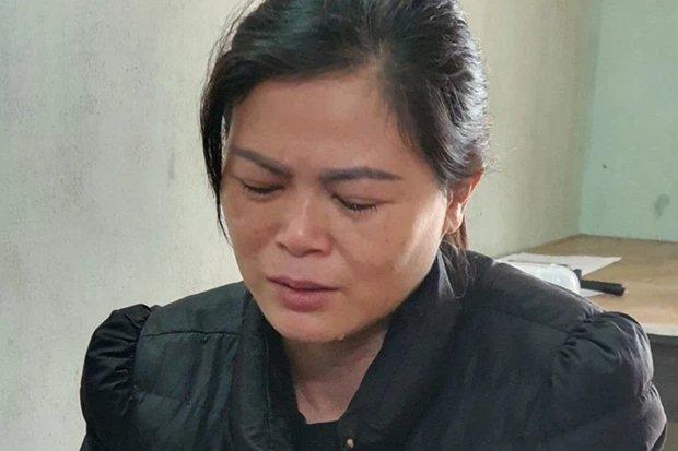 Phẫn nộ: Người đàn ông bất tỉnh bị lôi xềnh xệch vứt ra vỉa hè giữa trời mưa-2