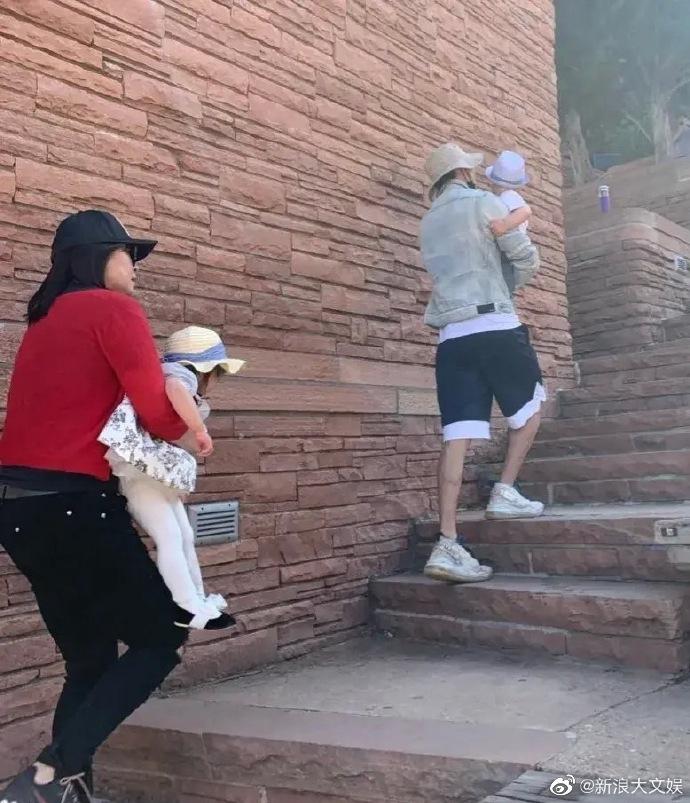 Lộ ảnh Trương Hằng đưa 2 con đi chơi tại Mỹ-4