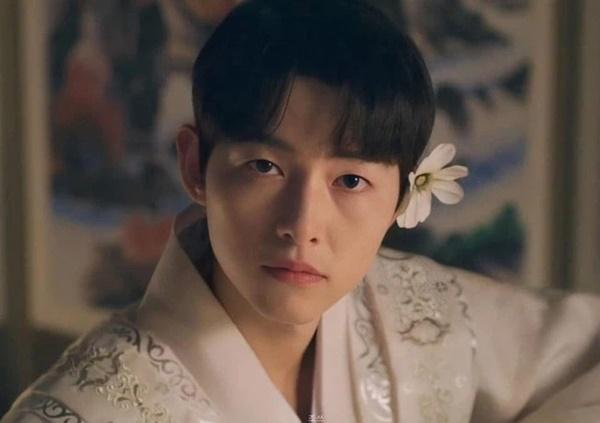Song Joong Ki điên đảo với loạt ảnh cài hoa, môi đỏ khoe visual cực phẩm-1