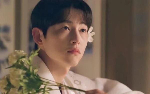 Song Joong Ki điên đảo với loạt ảnh cài hoa, môi đỏ khoe visual cực phẩm-2