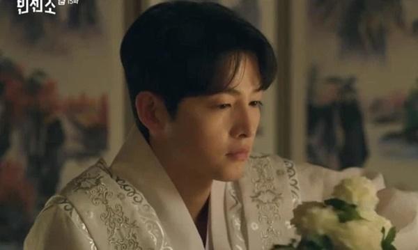 Song Joong Ki điên đảo với loạt ảnh cài hoa, môi đỏ khoe visual cực phẩm-4