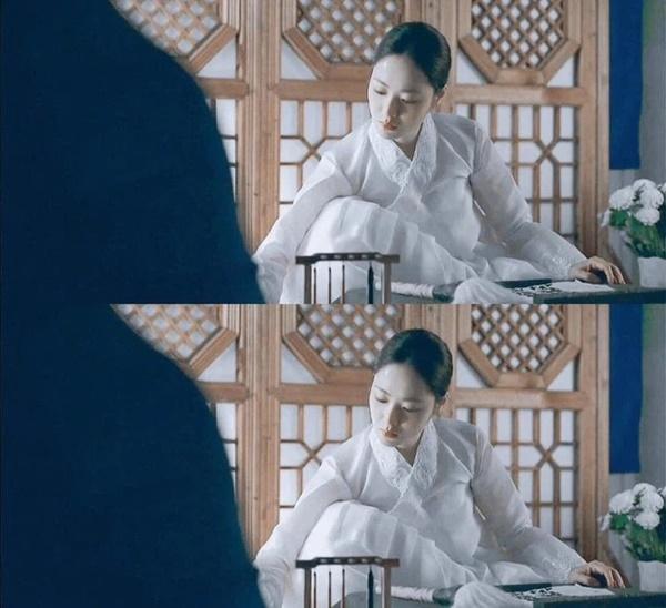 Song Joong Ki điên đảo với loạt ảnh cài hoa, môi đỏ khoe visual cực phẩm-7