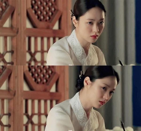 Song Joong Ki điên đảo với loạt ảnh cài hoa, môi đỏ khoe visual cực phẩm-8