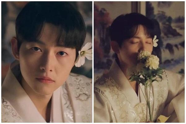 Song Joong Ki khiến fan điên đảo với loạt ảnh cài hoa