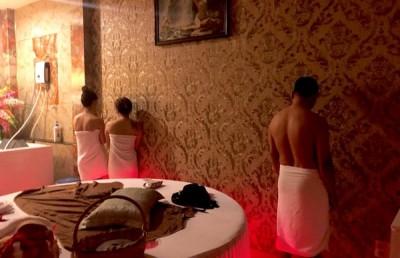 Bắt 2 cô gái khỏa thân kích dục cho quý ông tại phòng VIP tiệm massage-2