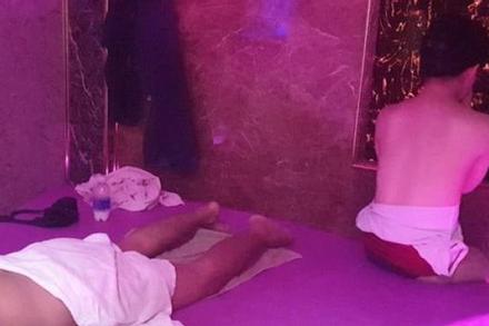 Bắt 2 cô gái khỏa thân kích dục cho quý ông tại phòng VIP tiệm massage