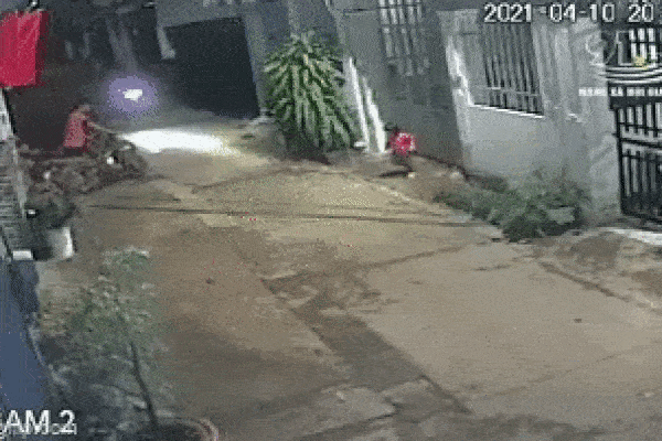 Clip: Kinh hoàng xe máy đâm rồi chèn bánh qua người bé gái 3 tuổi