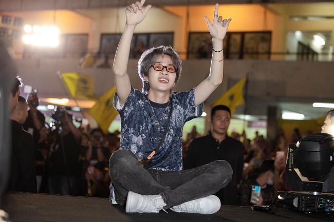 Jack khóc nấc giữa nghìn fan: Chừng nào tôi mới mua quà tặng đủ mọi người?-1