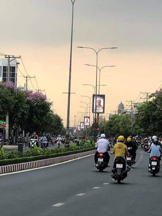 Jack khóc nấc giữa nghìn fan: Chừng nào tôi mới mua quà tặng đủ mọi người?-4